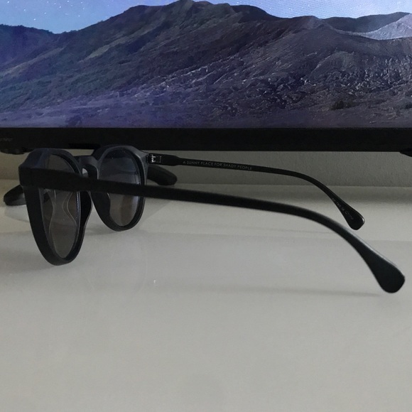 Urban Outfitters Sunglasses - Blue mirror lenses - Picture 3 of 3